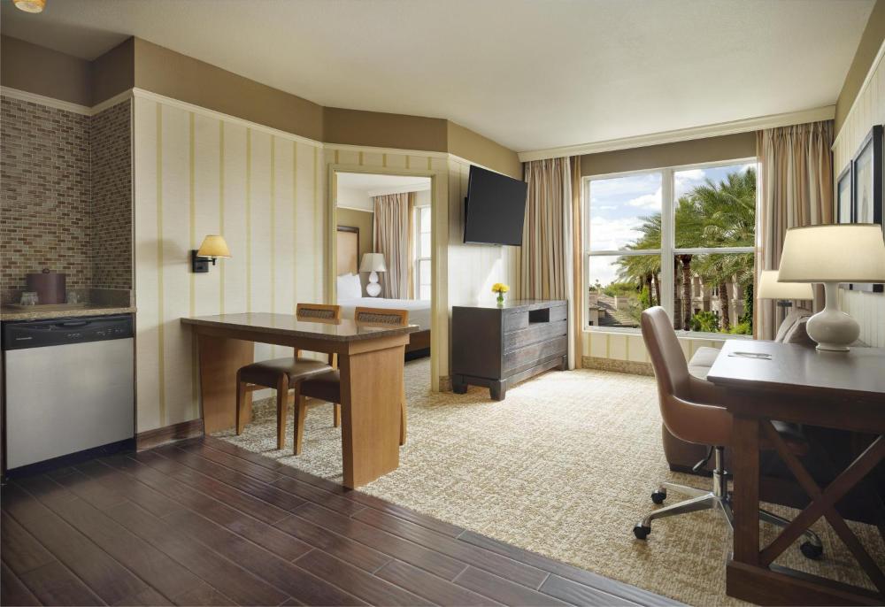 One-Bedroom King Suite with Courtyard View interior